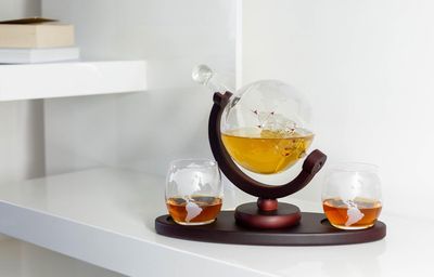 Whiskey Karaf met 2 glazen – Verlengd voetstuk – Complete Gift Set - Incl. Schenktuit - 1050ML Extra Groot 1